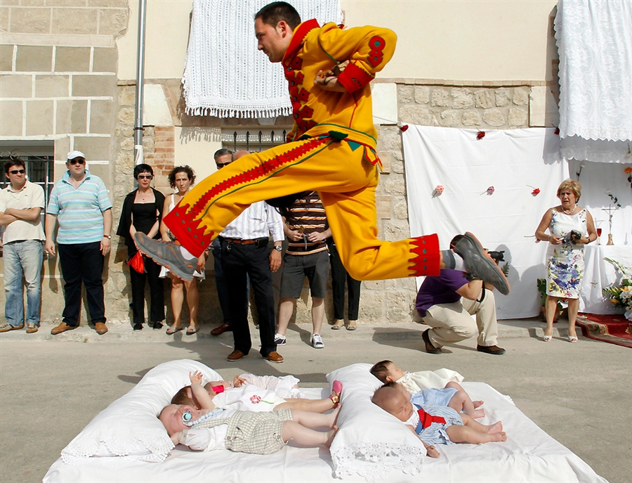 baby-jumping-festival-004