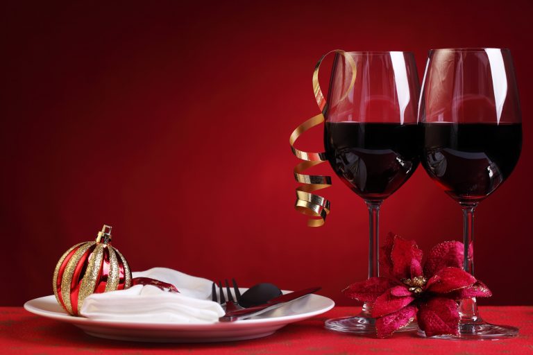Red,Wine,In,Christmas,Setting