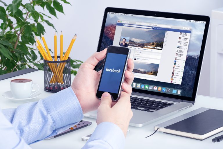 Facebook,App,On,The,Apple,Iphone,Display,And,Desktop,Version