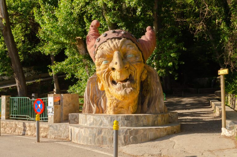 Tag med til Soportújar - En hvid bjerglandsby med hekse og magi rundt om hvert hjørne.