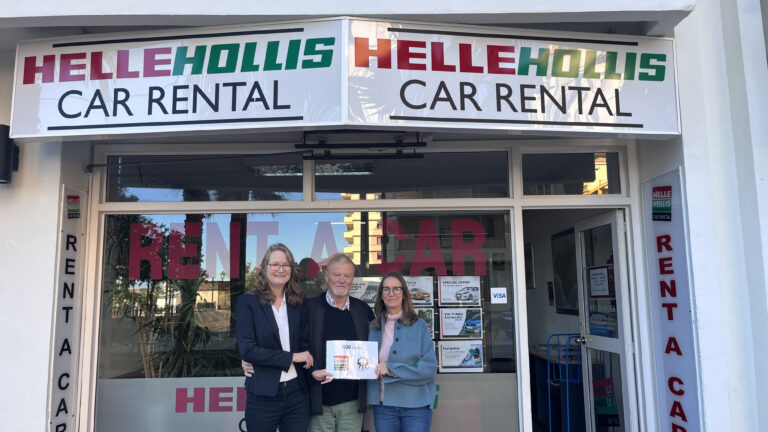 Helle Hollis donerer 600 euros til Margrethekirken