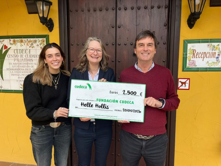 Foto entrega cheque Helle Hollis-1280x960