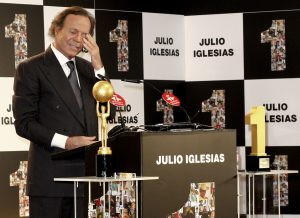 Julio Iglesias anmeldt for seksuelle overfald