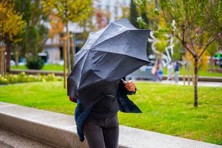 Stormen Joseph: dödsfall, palmfall, gul varning och omdirigerade flyg