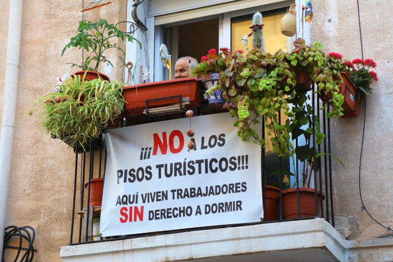 Protest mot försäljning av offentlig byggnad för turistlägenheter