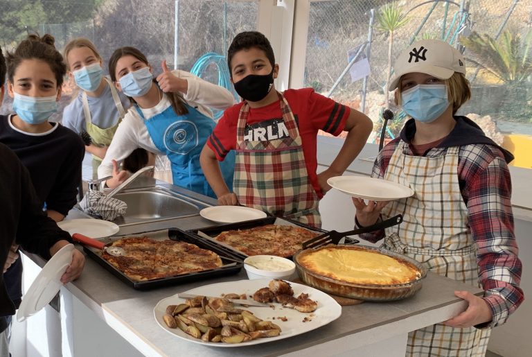 Bilde-A-Et-lite-utvalg-glade-og-stolte-kokker-fra-6.-trinn.-De-har-laget-kulinariske-retter-fra-Italia-Frankrike-og-England-i-skolens-nye-utekjokken-som-sto-ferdig-forste-semester