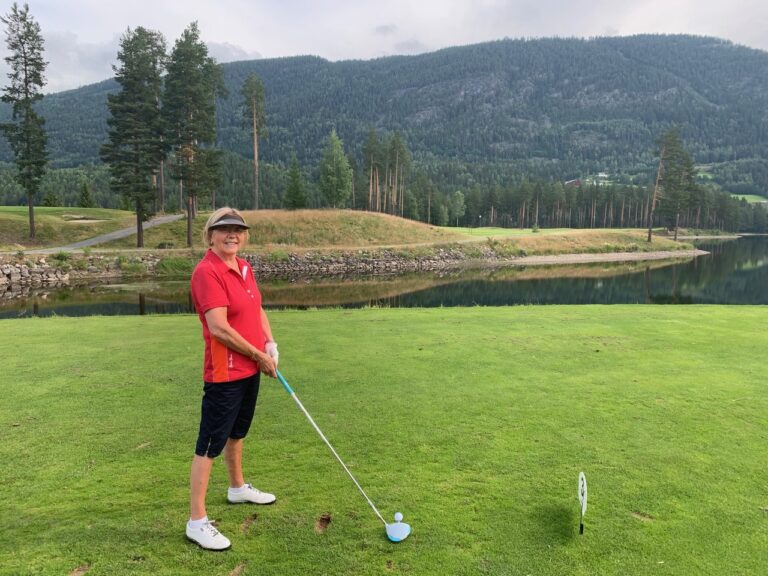 Wenche Johansen på golfbanen